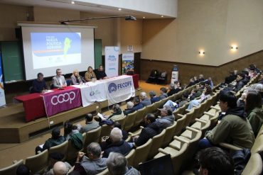 Firma de convenio entre la UNRC y la empresa Insumos y Acopios del Sur S.A.